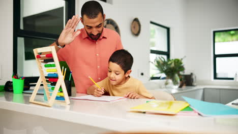 padre ayudando a su hijo con la tarea