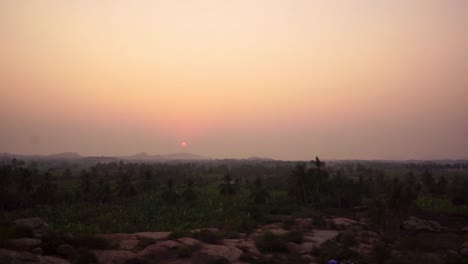 Sonnenuntergang-In-Hampi,-Indien.-über-Die-Bananenstauden