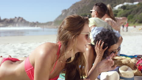 Grupo-De-Amigos-De-Raza-Mixta-Pasando-El-Rato-En-La-Playa-Durante-Las-Vacaciones-De-Verano