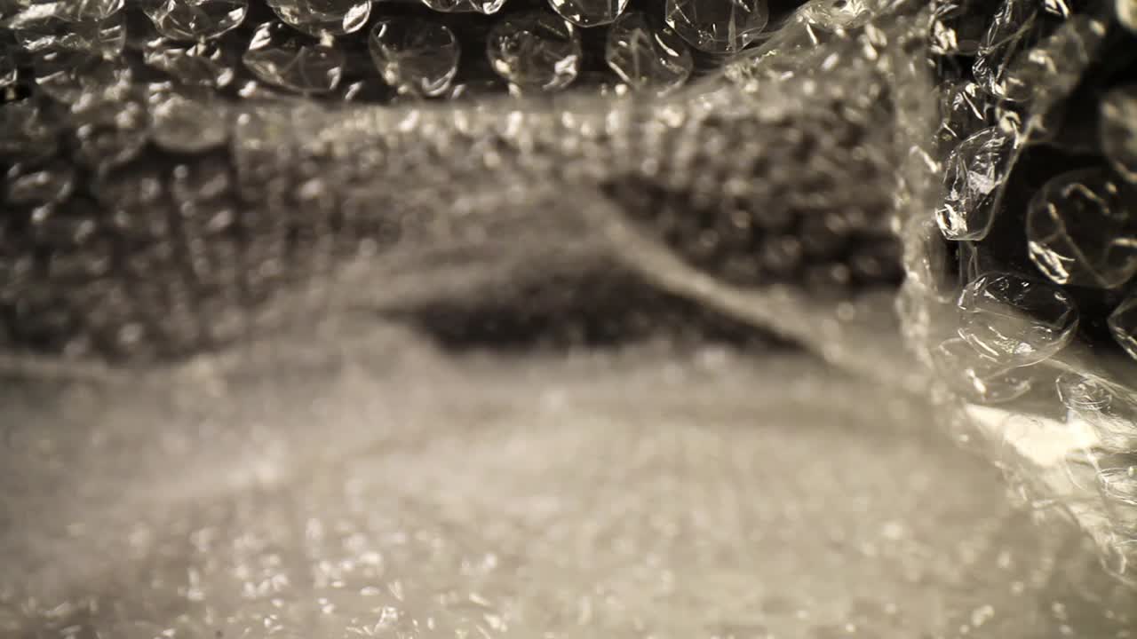 처음에는 버블 랩 백에 천천히 밀어 넣은 다음 끝까지 속도를 내십시오.