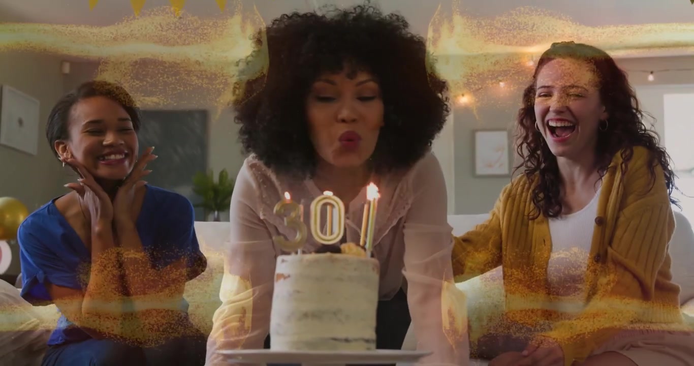 Amico che entra con la torta, il festeggiato che, ansimando, spegne le candele, amici che esultano per la festa.