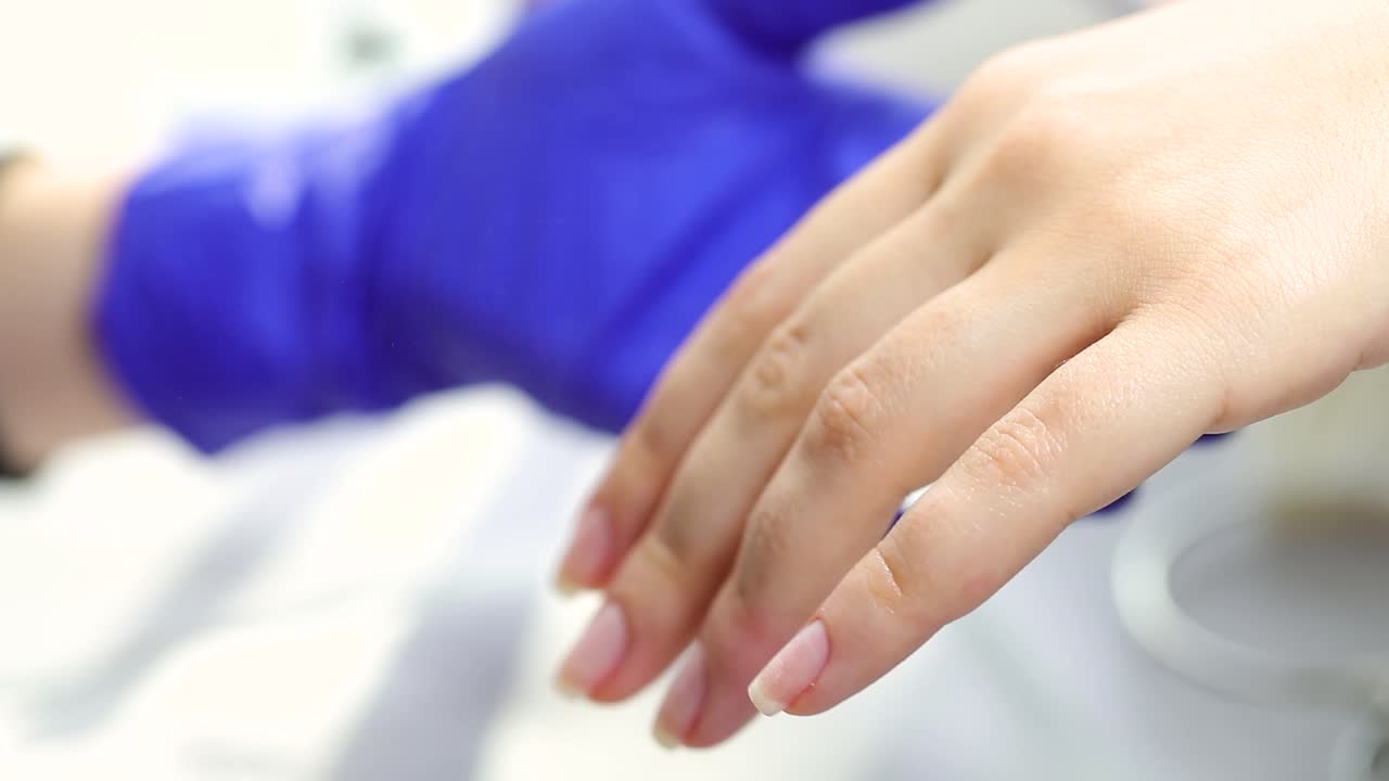 manicura hecha por un manicurista profesional 4k