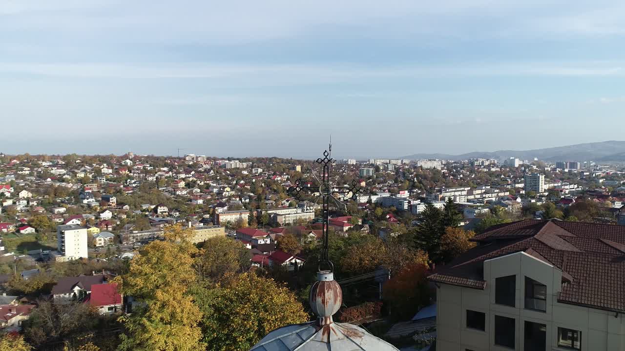 vista de drones de la gran ciudad y la cordillera en la distancia