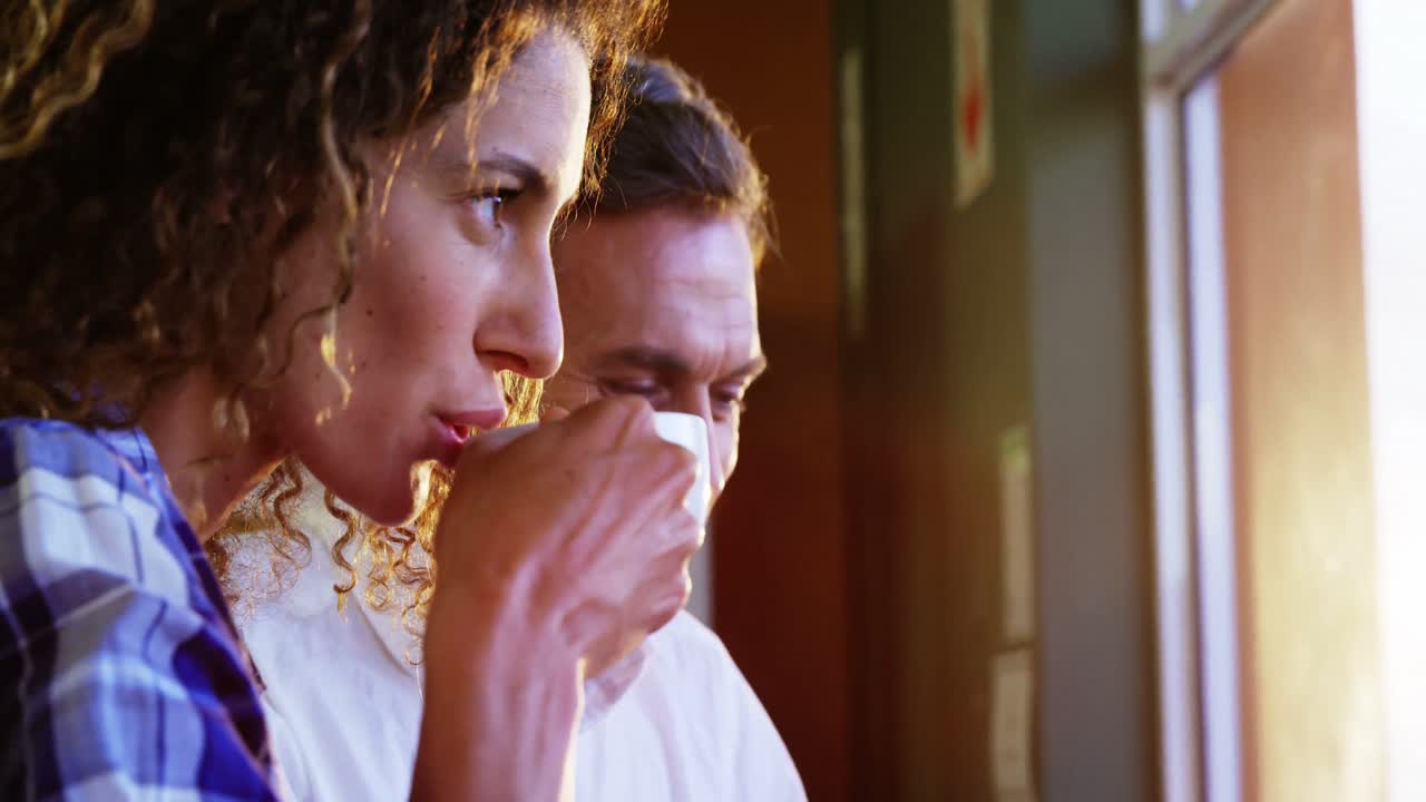 pareja tomando una taza de café en el supermercado