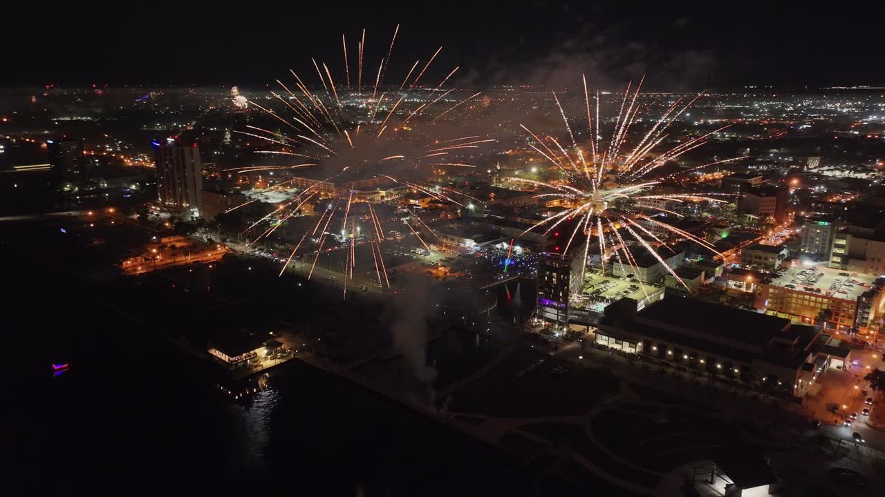 los fuegos artificiales estallaron a lo largo de la costa de fort myers con la ciudad iluminada, florida en estados unidos
