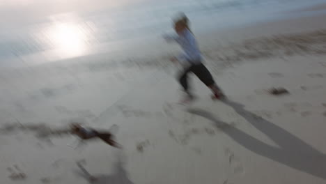 해변에서 달리는 아이