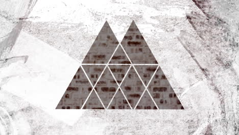 diseño de triángulo apilado contra un fondo gris texturizado