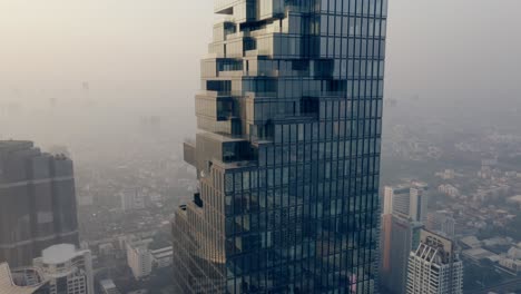 vliegen rond koningsmacht mahanakhon