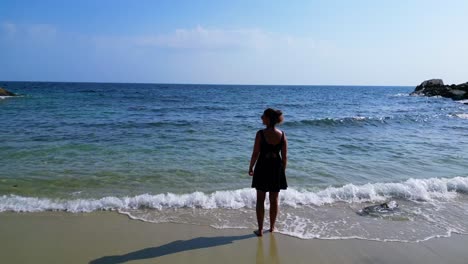 Frau-Am-Strand-Einsame-Trauminsel