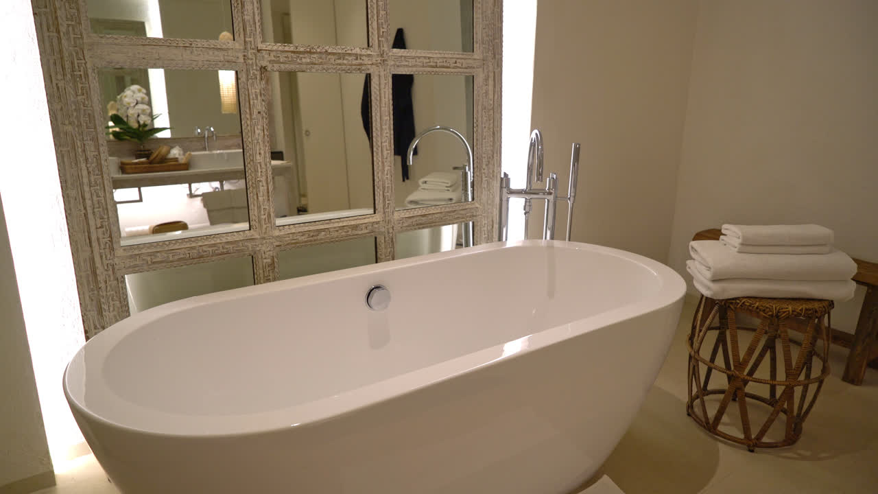 고급 욕실에 욕조와 수건