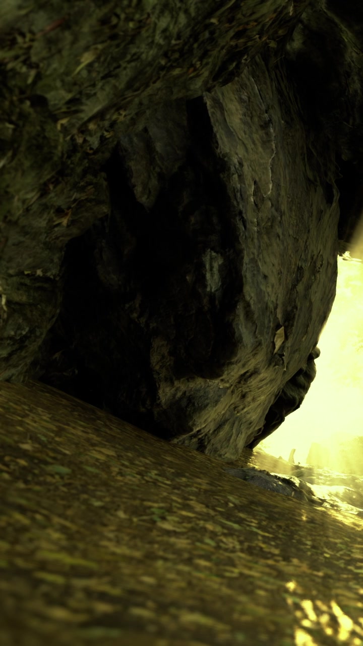 Esplorazione di una grotta con la luce che filtra attraverso un'apertura nelle rocce vicino all'acqua