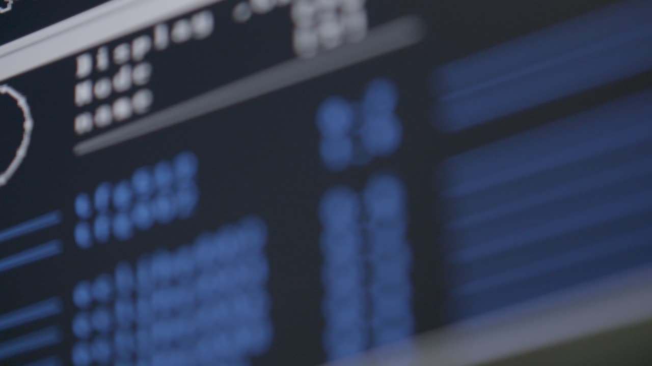 primer plano de un monitor de computadora que muestra el software de monitoreo del sistema con gráficos y uso de la cpu