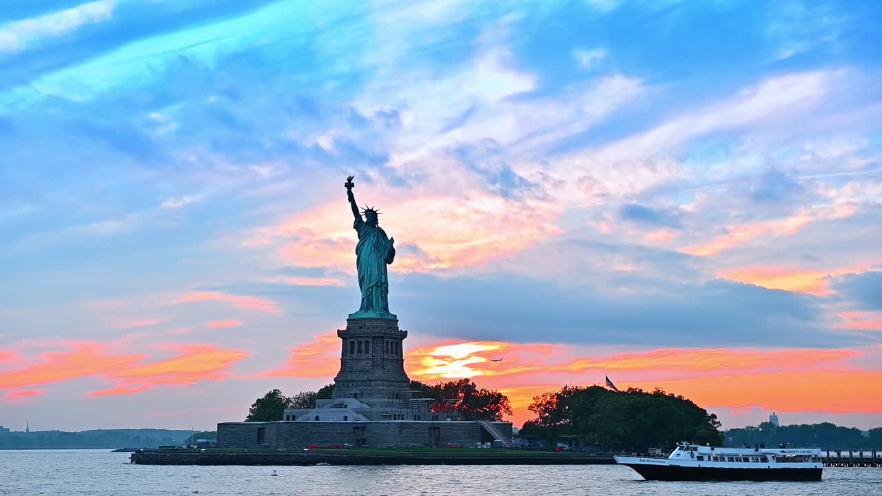 Perahu sungai bergerak di lanskap perairan di Pelabuhan New York. Tur sungai dekat Patung Liberty saat matahari terbenam