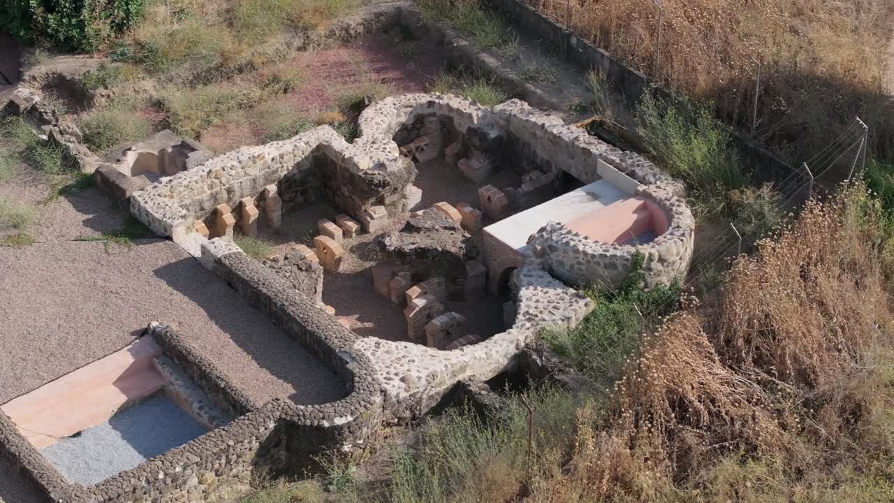 orbital flight with a drone over a restored area of   a Roman villa, we appreciated how in that area there was a radiant floor through the pillars so that the smoke could flow in that space