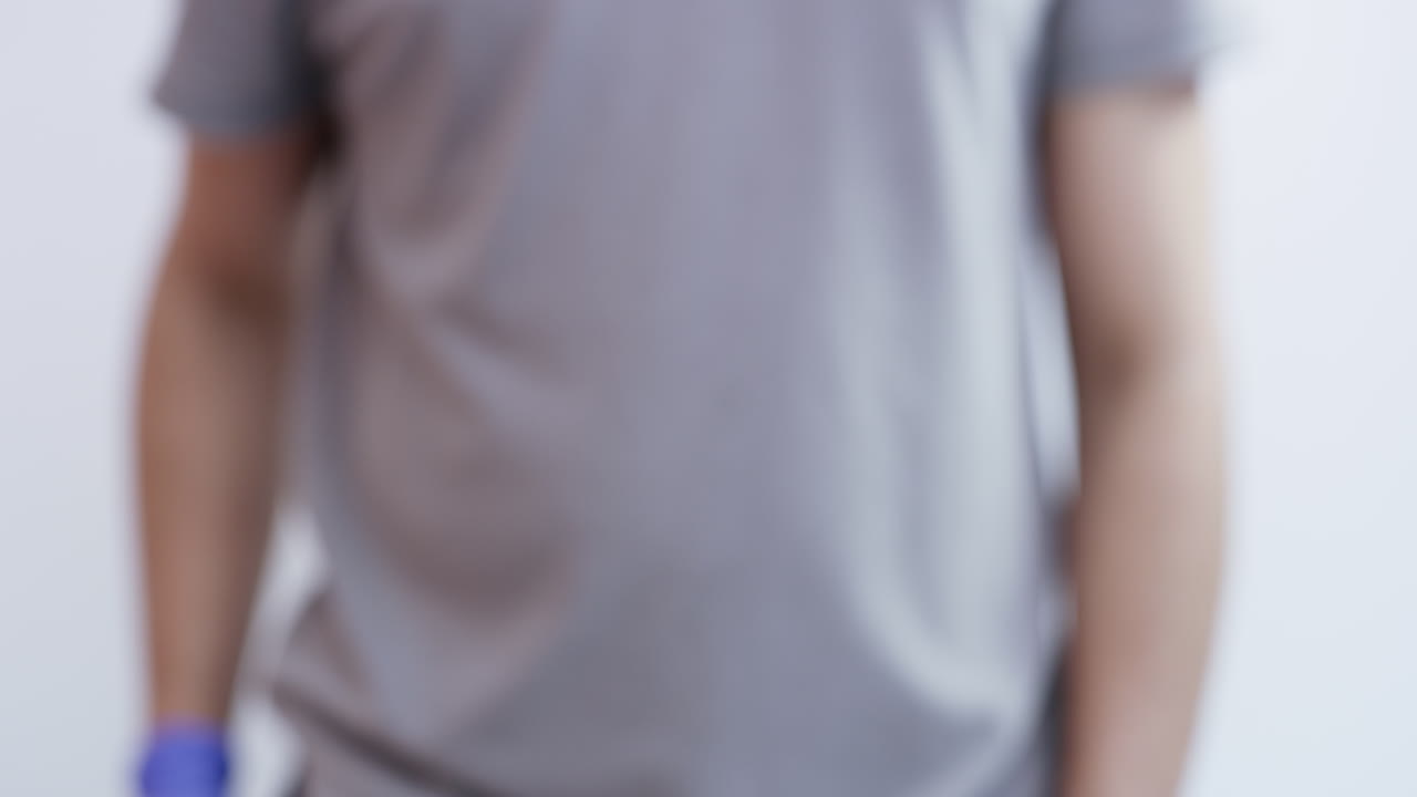 persona con guantes médicos azules dando un pulgar hacia arriba