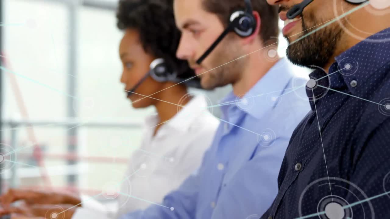animación de la red de conexiones a través de personas de negocios que usan auriculares en la oficina
