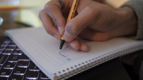 hombre escribiendo en un cuaderno
