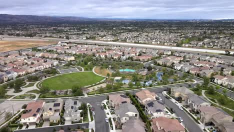 Vista-De-Pájaro-Desde-Un-Dron-Del-Parque-Y-Vecindarios-De-La-Ciudad-De-Tustin,-California