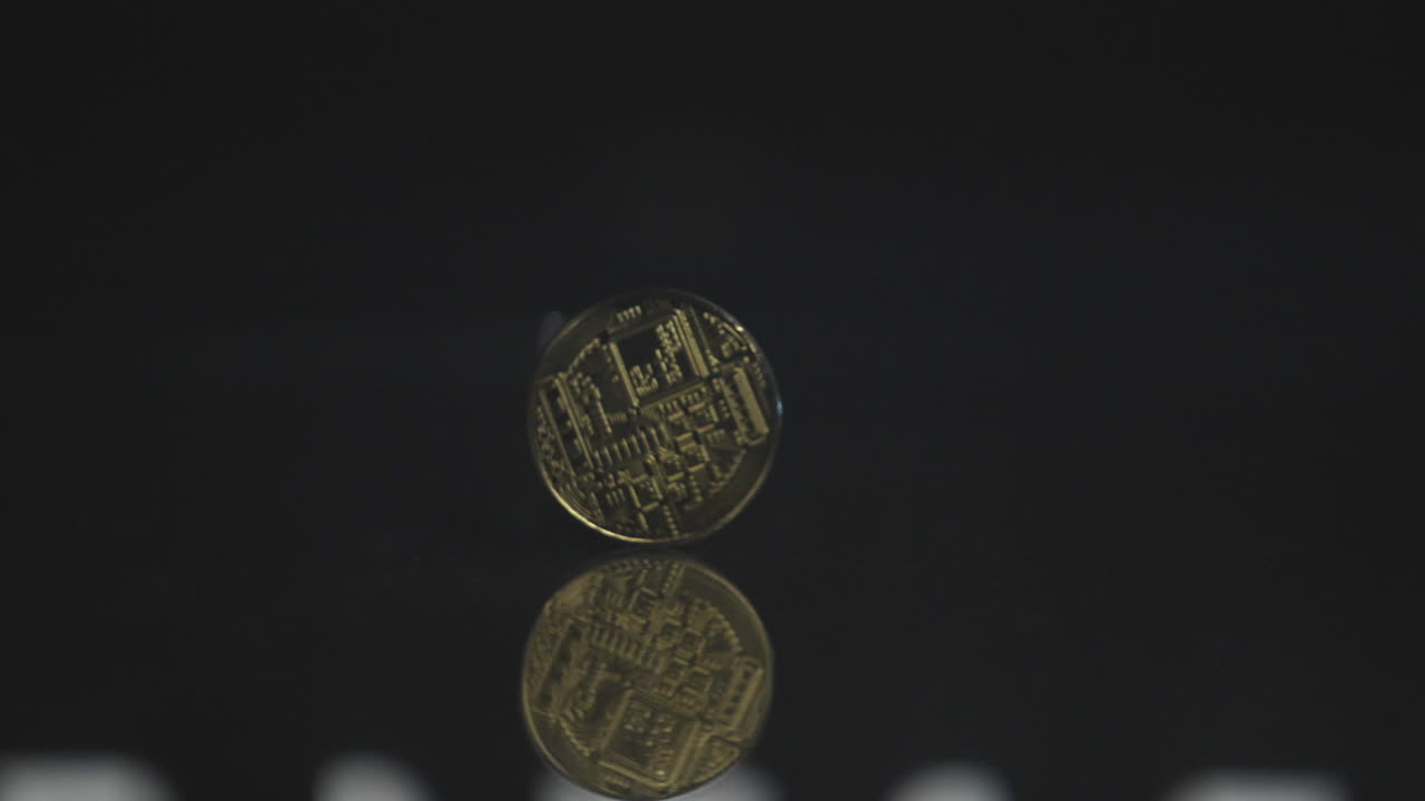 bitcoin girando con fondo negro