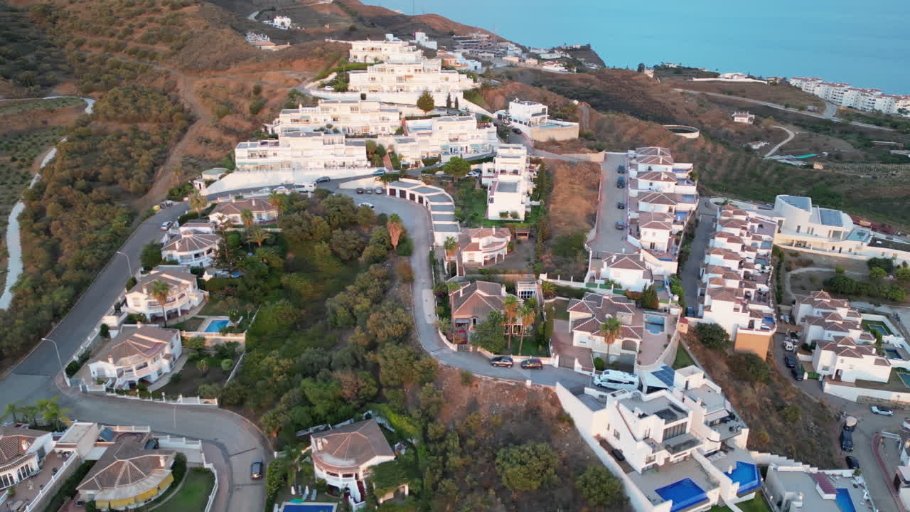 orbitando alrededor de caras casas de vacaciones en la costa española