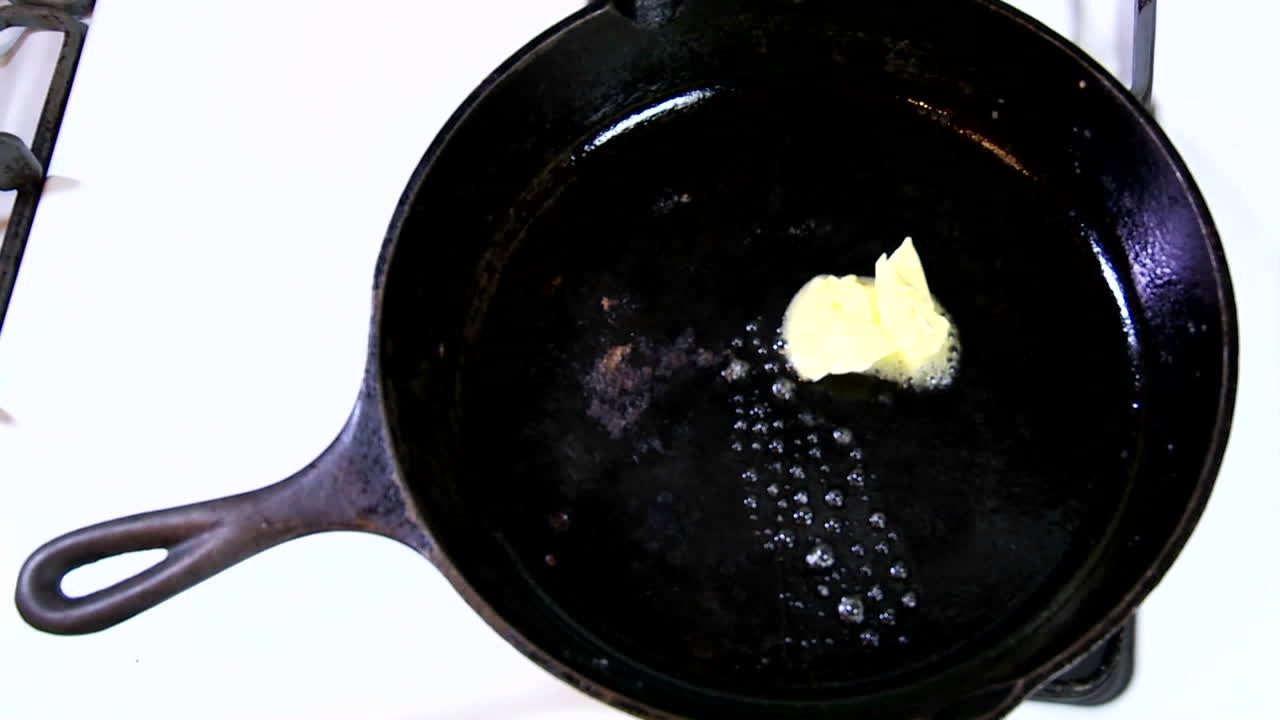 뜨거운 프라이팬에 녹는 트랜스지방 함유 마가린 탭 1