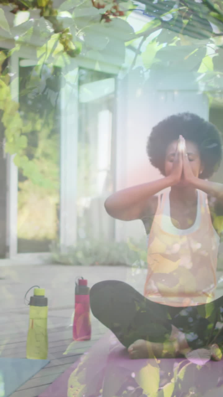 animación de hojas sobre ancianos afroamericanos hombre y mujer practicando yoga y meditando