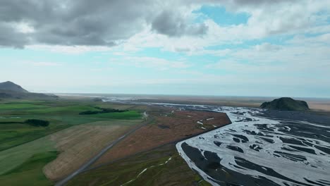 vista aérea sobre el lecho del río en el sur de islandia - drone shot