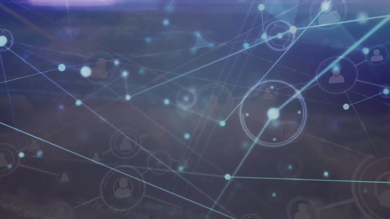 animación de la red de conexiones y procesamiento de datos en cielo nublado