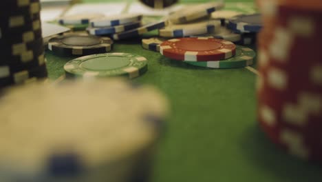 Casino-Token---Chips---Schecks,-Die-Auf-Den-Casino-Tisch-Fallen---Poker,-Roulette,-Blackjack---Zeitlupe