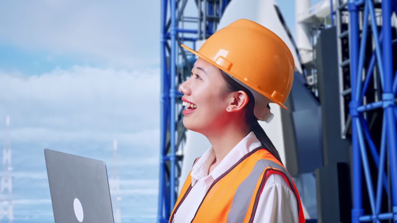 안전 헬을 착용 한 아시아 여성 엔지니어가 노트북에서 일하고 우주왕복선과 함께 서 있는 동안 주변을 둘러보고 있습니다.