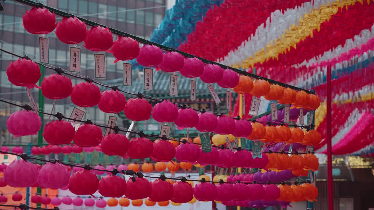 Fileiras de Lanternas de Lótus Coloridas em um Festival de Templo Coreano