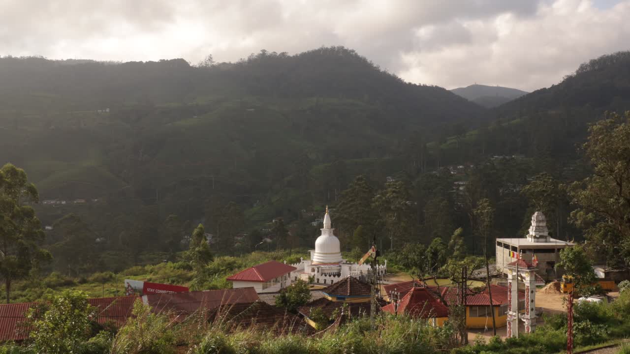 Time-lapse af bevægende lys over stupa i Nanuoya, beliggende i en teplantage-bjergside, Sri Lanka
