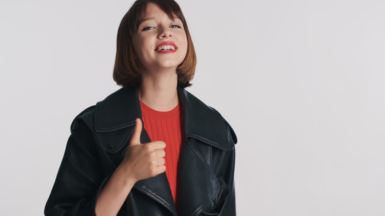 은 입술 을 가진 여자 가 엄지 손가락 을 올리고 있다