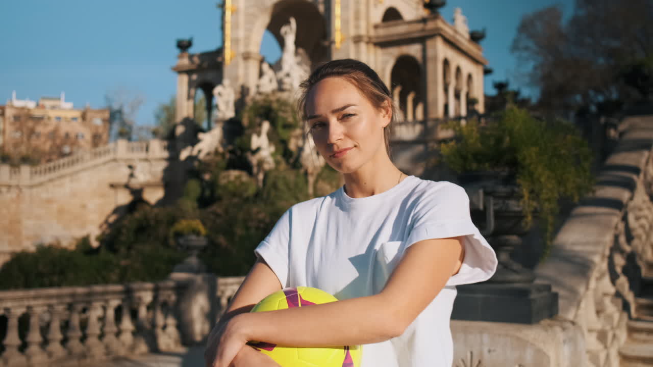 행복한 아름다운 축구 여자.