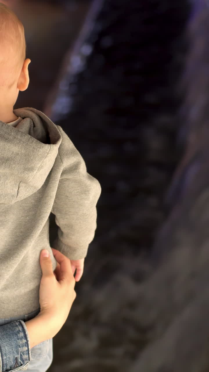 아기를 안고 있는 부모