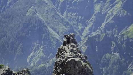 Kletterer-Geht-Felsformationen-In-Bergen-Mit-Steilem-Abfall-Auf-Jeder-Seite-Hinunter