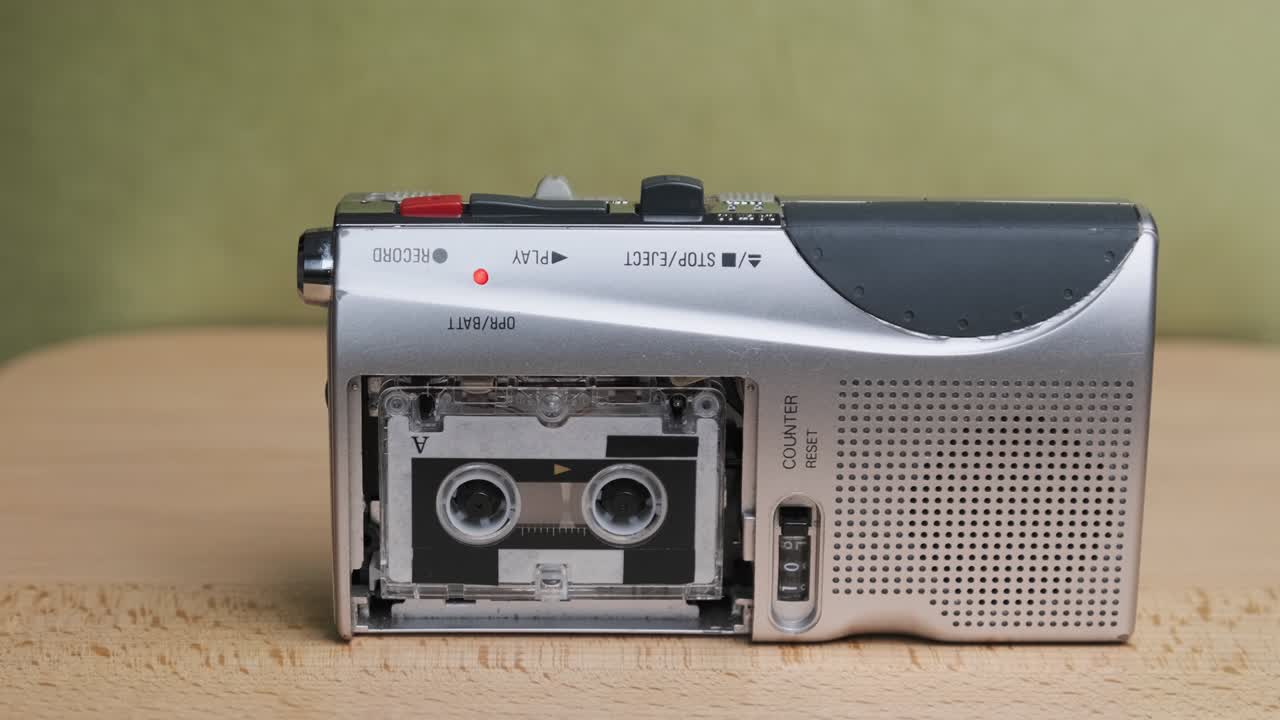 노란색 배경에 마이크로 카세트 레코더 소리를 가진 휴대용 레트로 테이프 레코더