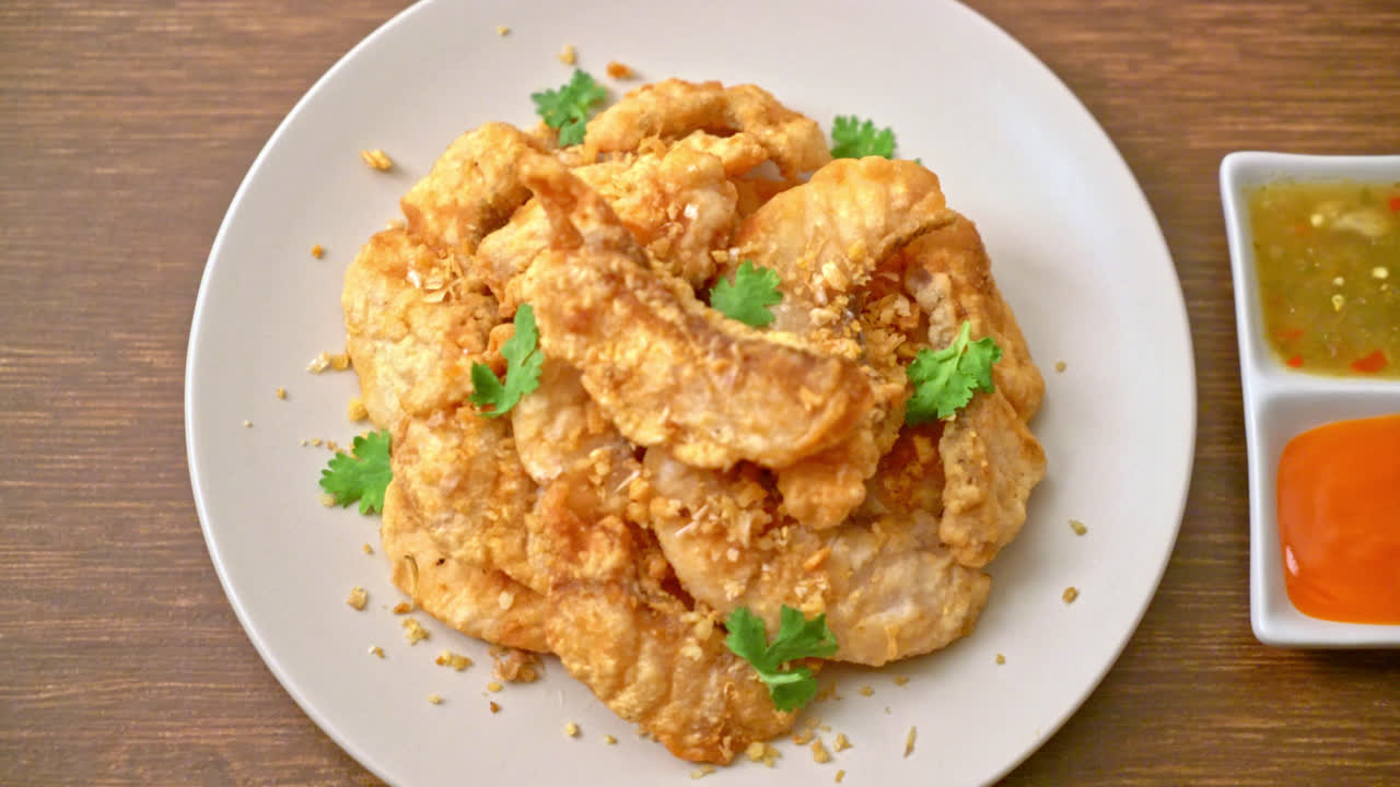 Pescado frito con ajo en un plato