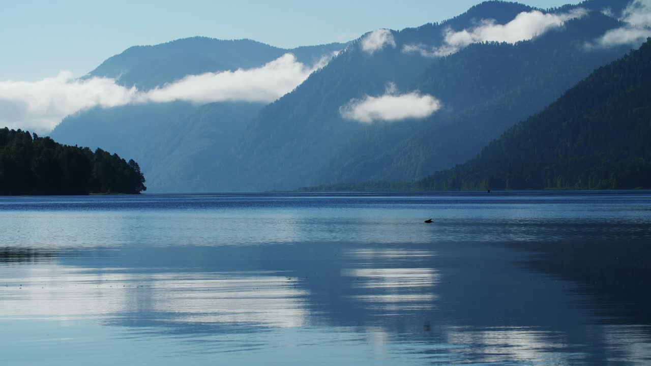 평온한 산 호수 풍경