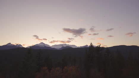 Cielo-Color-Del-Atardecer-Sobre-El-Bosque-Y-La-Montaña