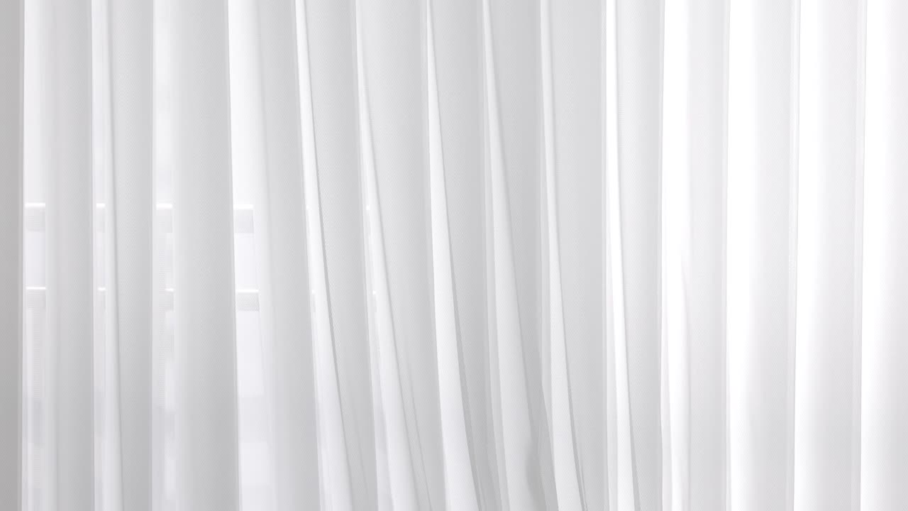 흰색 커튼 세트가 한 쪽에서 다른 쪽으로 약간 그리고 부드럽게 움직였습니다.