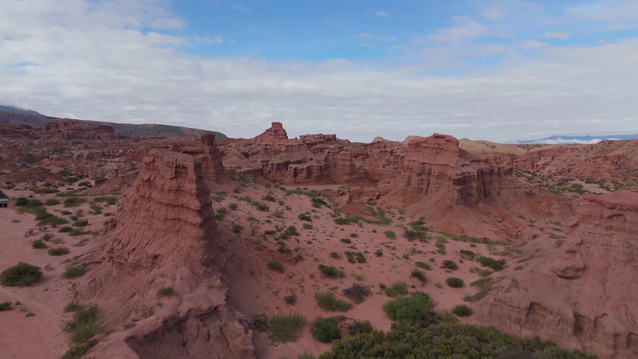 Imponenti formazioni di arenaria nel paesaggio desertico di Los Castillos, sorvolo aereo dinamico sopra un viaggiatore in visita