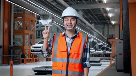 trabajador de fábrica sonriente en una planta de automóviles moderna