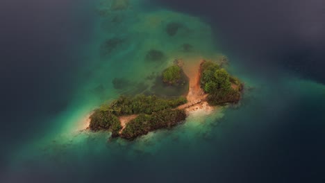 Aerial-cinematic-shot-of-the-colorful-Island-of-Orchids,-Pojoj-Lake,-Montebello-National-Park,-Chiapas