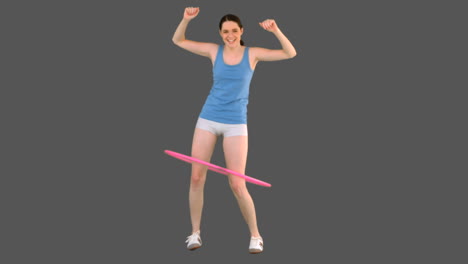 joven modelo en ropa deportiva haciendo hula hoop