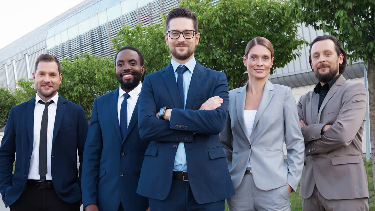 vista de cerca de un grupo de empresarios multiétnicos con ropa elegante sonriendo y mirando la cámara en la calle