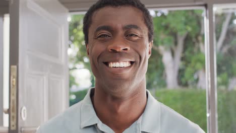 Retrato-De-Un-Hombre-Afroamericano-Feliz-En-La-Puerta