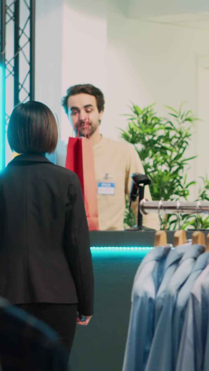 Vídeo vertical: cliente asiático haciendo movimientos de baile y sintiéndose ridículo