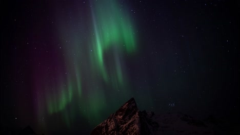 dramáticas luces del norte en el cielo de las islas lofoten en noruega