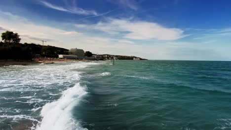 Olas-Azules-Y-Estatua-De-Neptuno